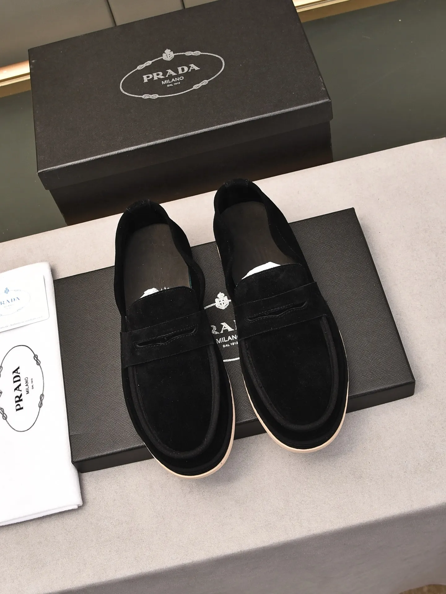 👟👟👟Men's Shoes💰P420 🆕🔥New Updates🔥👟PRADA (Prada) new products are released, imported soft cowhide, fashionable to allow air to penetrate the entire shoe, and the awesome shoes [strong] bring an extremely comfortable and breathable feeling! Beautiful inside and out! Exquisite workmanship, top-grade cowhide material, 😌Number: 38~44, black and white color options.